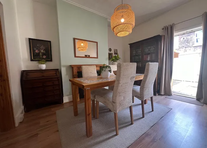 2025 Award Winner Liverpool Strawberry House - 3 Bedrooms